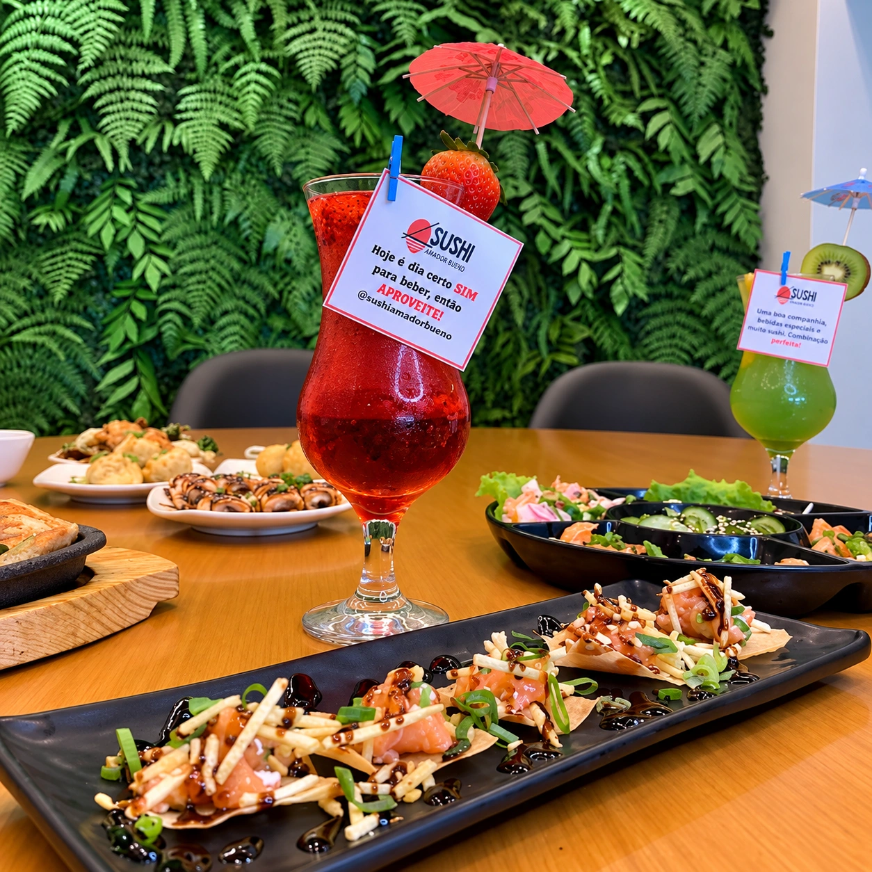 Drinks e pratos japoneses servidos no Sushi Amador Bueno