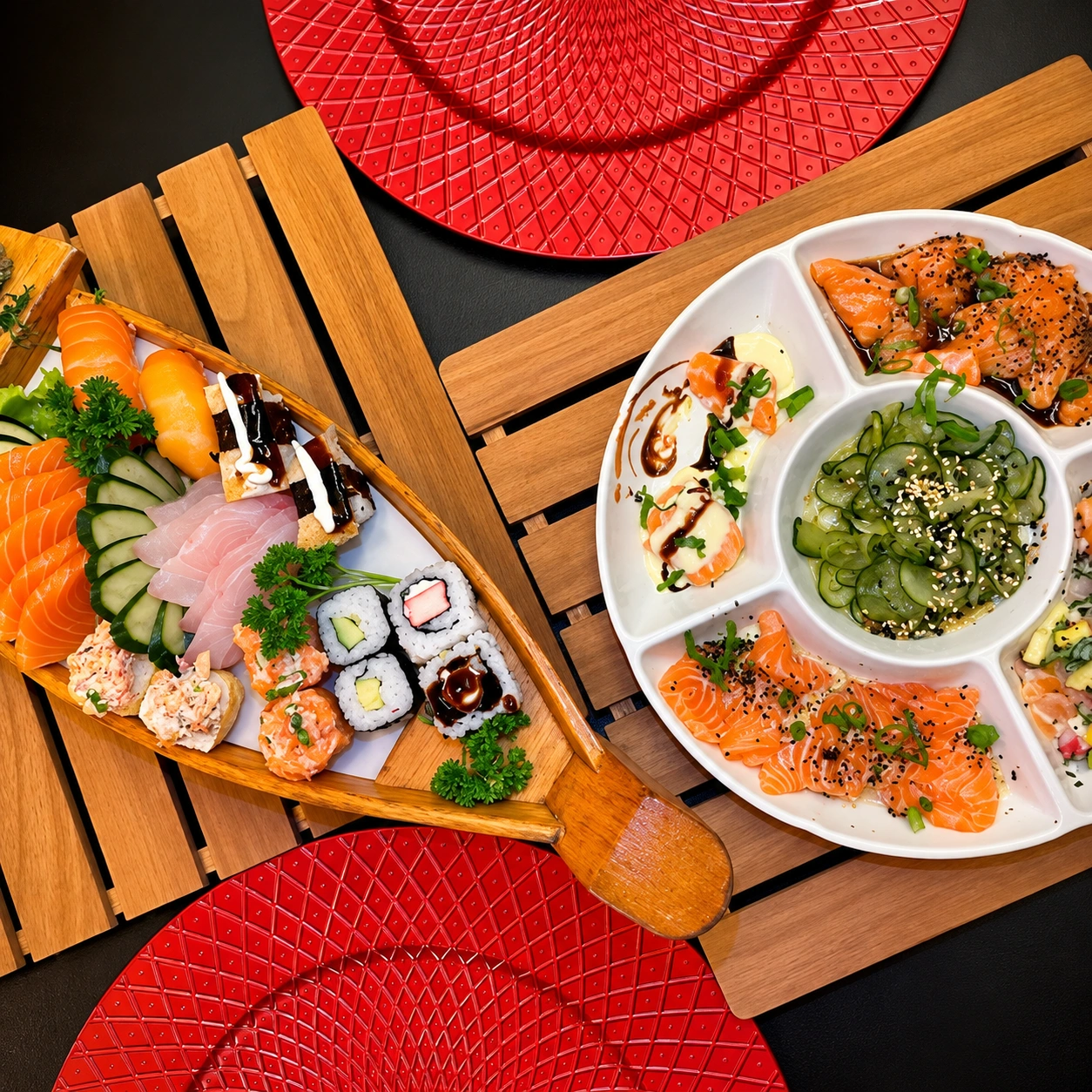 Combinados de sushi, sashimi e sunomono à mesa